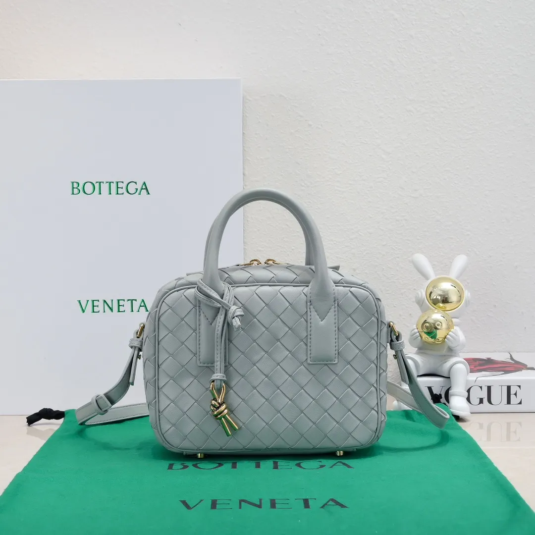 Batch 1560 BV2024 Spring Get Away small square box, retro and fashionable small size, multiple carrying methods, retro and fashionable, lightweight bag, practical space, same style for men and women! ! ! A fashionable must-have item, brass knotted rope pendant, chic and elegant, low-key luxury and tasteful, versatile item. Style number: 6763 Size: 23.5*17.9*9cm